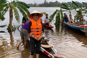 NSND Thanh Ngân trực tiếp trao quà cứu trợ người dân vùng lũ