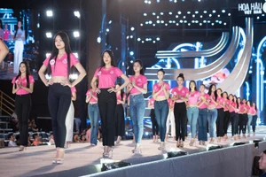 Dàn nghệ sĩ và thí sinh chạy tổng duyệt đêm thi Người đẹp biển