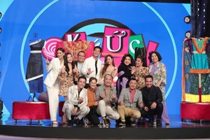 Dàn nghệ sĩ ùa lên sân khấu ôm thần tượng NSND Lệ Thủy 