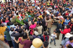 Đỗ Thị Hà về quê thăm nhà, người dân vui mừng ra đón 