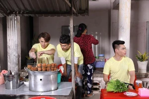 Lê Dương Bảo Lâm cùng Will thưởng thức dặc sản Sóc Trăng