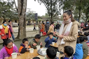 Lương Thùy Linh nấu 2000 tô phở cho trẻ em vùng sâu