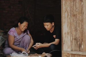 Việt Hương khóc khi cậu bé viêm tủy ôm người mẹ điên