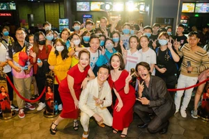 Dàn sao Gái già lắm chiêu V khuấy động trung tâm thương mại