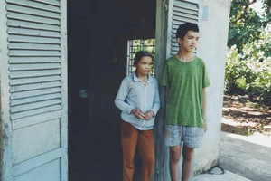 Người mẹ bị chất độc da cam bật khóc khi có ý định bỏ con