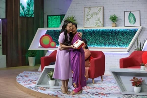 Lâm Vỹ Dạ gặp lại cô giáo sau 12 năm trong gameshow