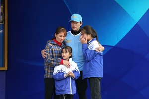 Kiều Minh Tuấn bật khóc trên sóng truyền hình vì bất lực