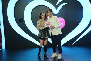 Bích Ngọc môi kề môi trai đẹp ra về cùng bản sao Sơn Tùng M-TP