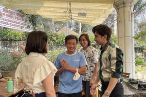 Việt Hương mời Đan Trường làm từ thiện cùng ông Đoàn Ngọc Hải