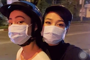 Lương Thùy Linh chạy xe máy chở Đỗ Hà dạo đêm