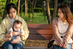 Kim Hyang Gi sắm vai chị chăm trẻ trong phim Đứa bé