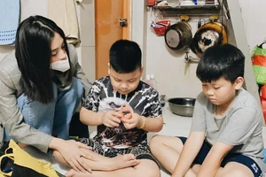 Tiểu Vy tặng quà, hỗ trợ chi phí điều trị cho bệnh nhi ung thư