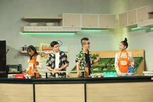 Nam Hee thờ ơ, cười trừ khi được gái xinh thả thính