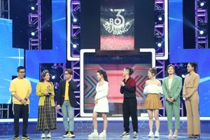 Tăng Phúc ga-lăng buộc dây giày cho Sam tại 'Bộ 3 siêu đẳng'