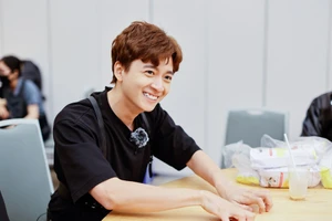 Ngô Kiến Huy vừa pha cà phê vừa plank trên không