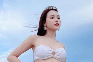 Sam hiếm hoi diện bikini khoe dáng quyến rũ 
