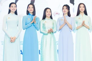 Dàn Hoa, Á hậu thanh lý quần áo ủng hộ Quỹ vaccine phòng COVID-19