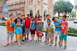 Điểm lại 4 bảo mẫu cực xịn, xinh đẹp của 'Cầu thủ nhí'