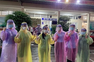 Ngọc Thảo cùng dàn người đẹp dầm mưa đi tiếp tế lương thực khu cách ly 