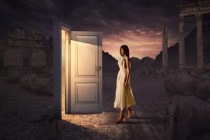 Á hậu Phương Anh tung bộ ảnh với tạo hình lạ lẫm 