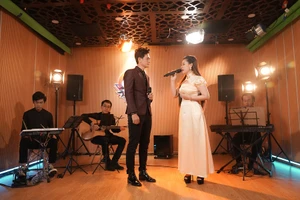 Bản sao Đan Trường bất ngờ song ca tình tứ cùng Tiểu Giao Linh