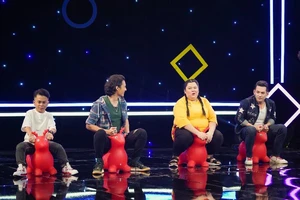 Xuân Tiến cỡi thú nhún cho cặp trai đẹp Lý Bình và Henry Nguyễn hít khói