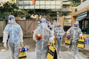 Tiểu Vy, Phương Anh vào tâm dịch, rước đèn đón trung thu cùng các em nhỏ 