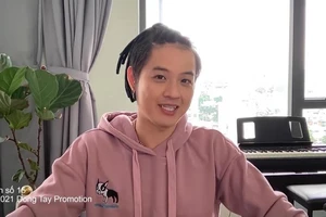 Ca sĩ Thanh Duy chất lừ phiêu tại nhà với 'Tình anh bán chiếu'