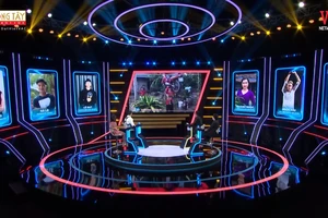 Nín thở với hình ảnh người phụ nữ đội nguyên chiếc xe máy lên đầu