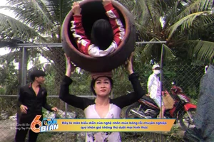 Nín thở trước màn trình diễn đội đứa bé trong lu của người phụ nữ trẻ tuổi 