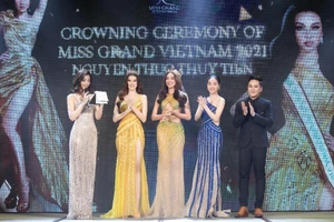 Thùy Tiên diện đầm dạ hội nóng bỏng tại buổi trao vương miện