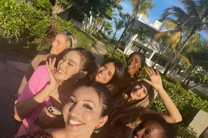 Đỗ Hà xuất hiện tươi tắn cùng dàn thí sinh 'Miss World' sau 40 tiếng bay 