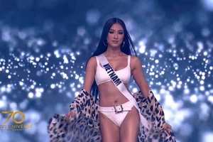 Kim Duyên diện bikini cực bốc lửa trong đêm bán kết 'Miss Universe' 2021
