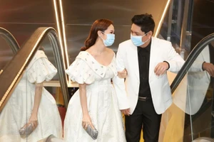 Thanh Thúy và Đức Thịnh e ấp tại thảm đỏ Ngôi Sao Xanh