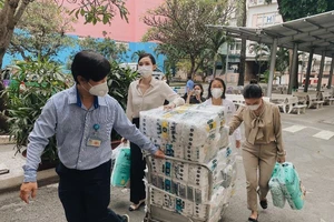 Tường San tặng tã cho các em nhỏ trong khu điều trị COVID