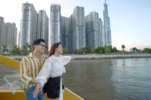 Cùng Quốc Bảo và Phan Như Thùy trải nghiệm tàu buýt sông Sài Gòn
