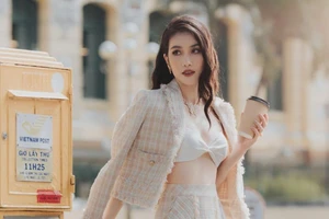 Á hậu Phương Anh sành điệu với loạt váy áo của Lê Thanh Hòa