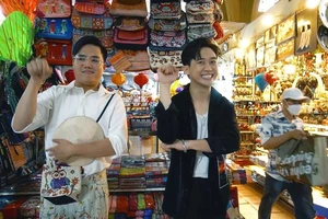 MC Quốc Bảo và diễn viên Duy Khương thách nhau mua đồ tại chợ Bến Thành 