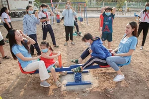 Hoa hậu Thùy Tiên trao học bổng cho các học sinh nghèo hiếu học tại Củ Chi