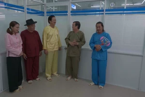 Tuấn Đào vừa chăm sóc, vừa giúp Ánh Mai giải oan vụ ăn chặn từ thiện