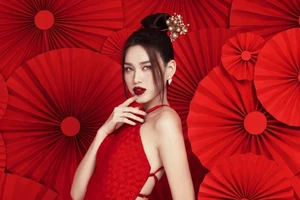 Hoa hậu Đỗ Hà diện yếm đỏ, khoe lưng trần gợi cảm trong bộ ảnh Tết