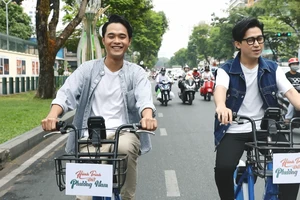 MC Quốc Bảo và Huỳnh Thanh Trực đua xe đạp công cộng