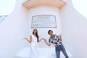 Huỳnh Quý chơi oẳn tù tì để có tiền mua sữa chua cho Quỳnh Châu 