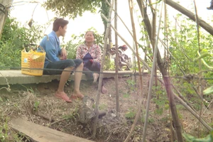 2 người phụ nữ tuổi ngoài 60 vẫn cố gắng bươn chải để đổi lấy tương lai cho con cháu