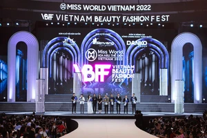 Dàn hậu hội tụ đêm khai mạc 'Vietnam Beauty Fashion fest'