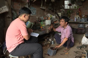 Khâm phục nghị lực vượt khó của người thợ điện cơ khuyết tật