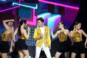 Đội trưởng Nam Cường thức từ 4 giờ sáng làm bánh đãi ê-kíp Đấu trường ngôi sao 2022