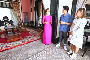 Ngọc Hoa đợi Quốc Bảo đưa khám phá di tích Bạch Dinh Vũng Tàu 