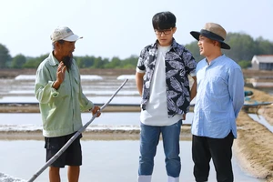 MC Quốc Bảo và Don Nguyễn gặp gỡ đại gia muối xã Long Sơn 