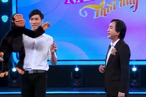 NSƯT Kim Tử Long song ca 'Dạ cổ hoài lang' với chú khỉ biết nói cực ngọt